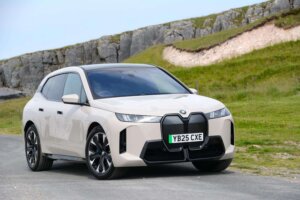 BMW iX xDrive45 2025 (1)